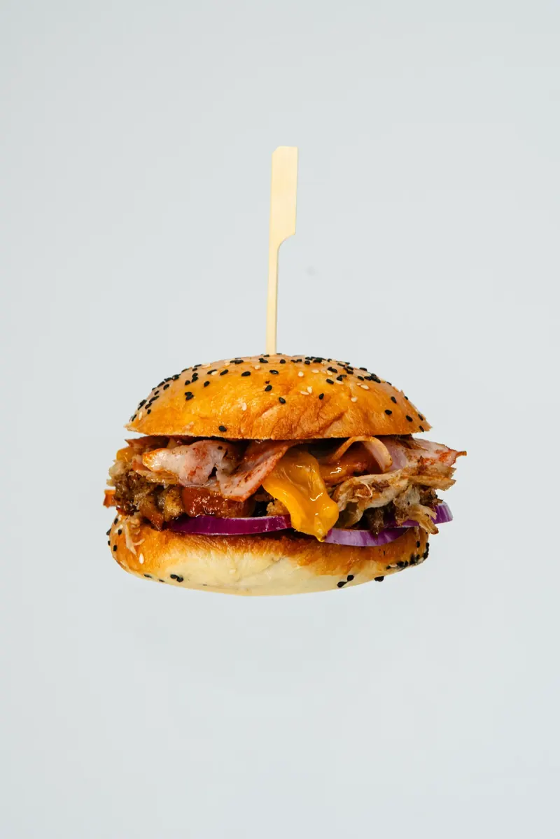 Bravčový trhaný burger